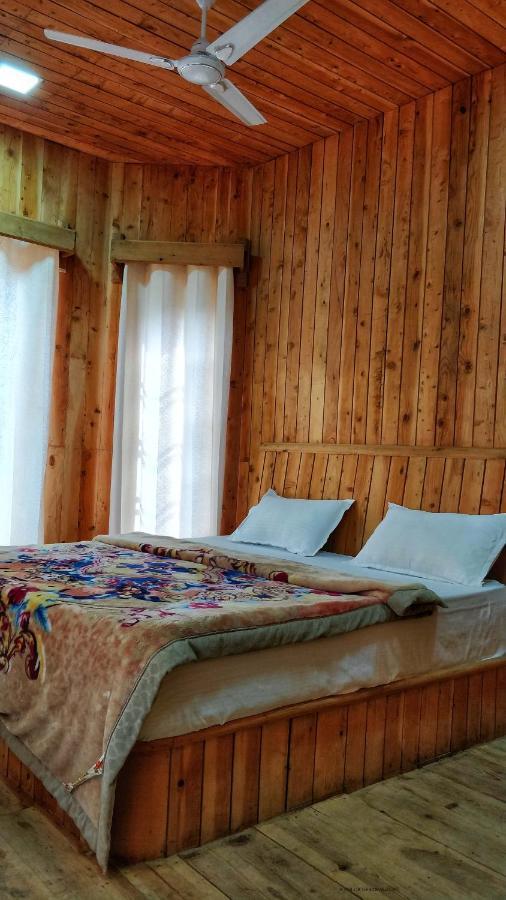 Loghouse At Khajjiar Lake Exterior photo